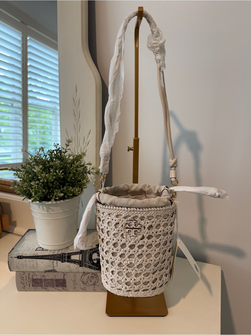 Tory Burch woven bucket bag, honeycomb “new ivory” leather shoulder strap NWT